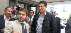 Fernando Balda junto con su abogado Felipe Rodr&iacute;guez en los exteriores de la Corte Nacional de Justicia.