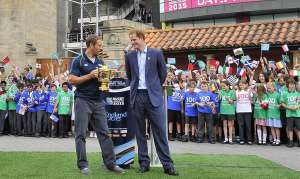 El exjugador de rugby ingl&eacute;s, Jonny Wilkinson (i) sostiene el trofeo del Mundial junto al Pr&iacute;ncipe Enrique. Foto: AFP
