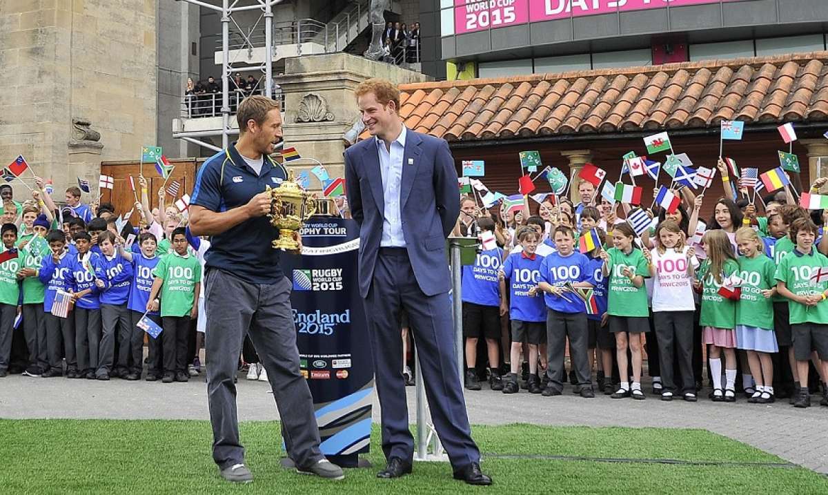 El exjugador de rugby ingl&eacute;s, Jonny Wilkinson (i) sostiene el trofeo del Mundial junto al Pr&iacute;ncipe Enrique. Foto: AFP
