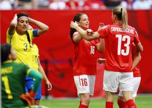 La impotencia de las jugadoras ecuatorianas se evidenci&oacute; ante el poder&iacute;o de las suizas. Foto: Agencia AFP