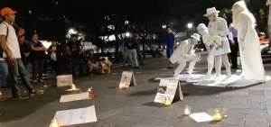 Sobre los adoquines de la Plaza San Francisco se colocaron carteles alusivos a los casos de violencia infantil m&aacute;s sonados.