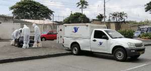 Los agentes levantaron un cad&aacute;ver que estaba en un sill&oacute;n en un parterre. Fue llevado en un carro de los correos.