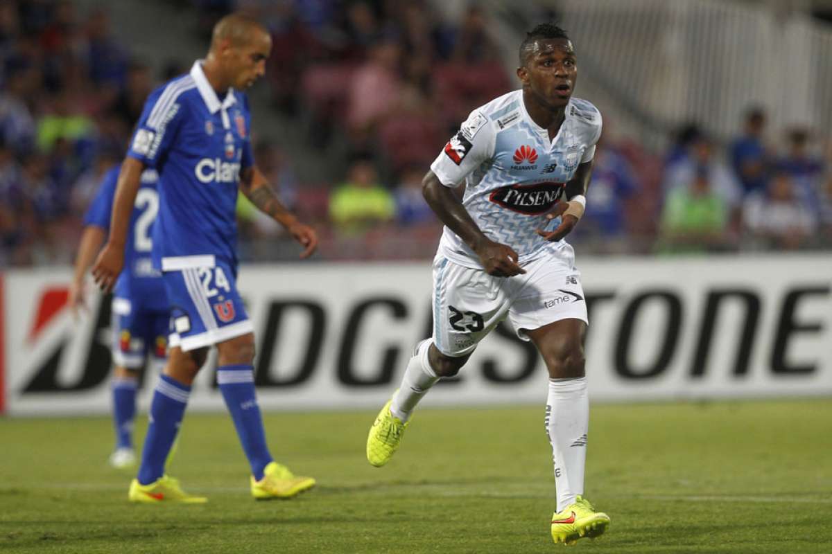 Miler Bola&ntilde;os (d) revaloriz&oacute; su costo en el mercado mundial de transferencias. 