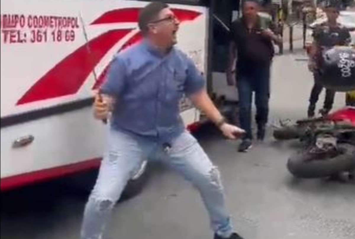 La pelea entre un motociclista y un conductor de autobús se hizo viral en redes sociales.
