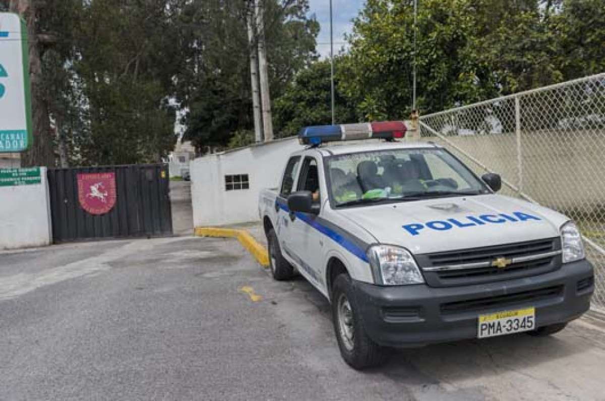 Un carro policial custodia en los exteriores del consulado desde la noche del mi&eacute;rcoles. Foto: Fernando Sandoval |  El Tel&eacute;grafo