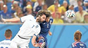 El zaguero japon&eacute;s, Atsuto Uchida (der.) y el griego Georgios Samaras, disputan un bal&oacute;n en el juego a&eacute;reo. Foto: AFP.