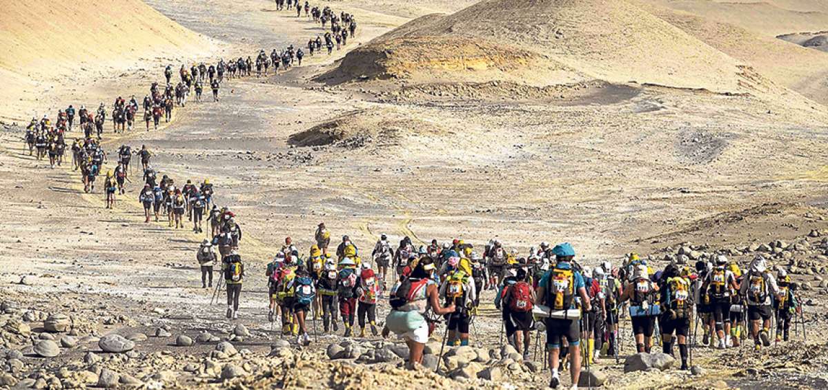 &rarr;Un grupo de atletas atraves&oacute; el desierto peruano entre Samaca y Ocucaje, el pasado 30 de noviembre.