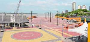 Las partes de la rueda moscovita se ensamblan frente a una amplia explanada sobre el r&iacute;o Guayas.
