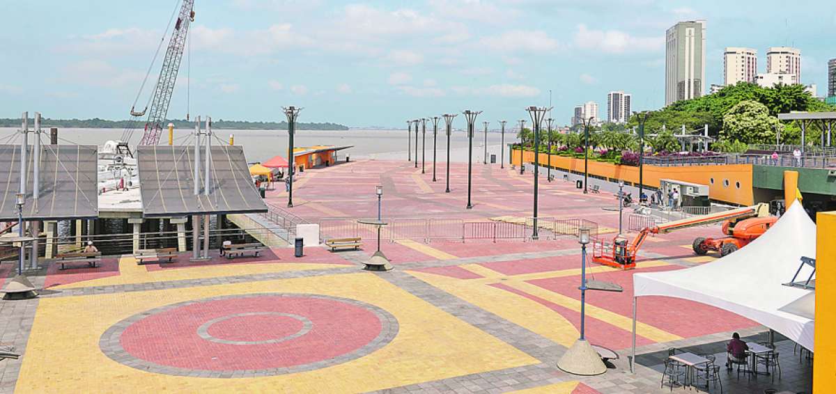 Las partes de la rueda moscovita se ensamblan frente a una amplia explanada sobre el r&iacute;o Guayas.
