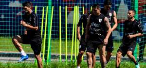 El delantero uruguayo Luis Su&aacute;rez junto con sus compa&ntilde;eros en un entrenamiento de la selecci&oacute;n celeste en Nizhny.