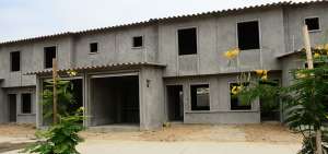 Casas sin terminar y &aacute;reas en construcci&oacute;n a&uacute;n son visibles dentro del plan habitacional Mucho Lote 2. 