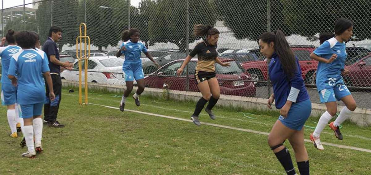 El entrenador Galo Sandoval form&oacute; el equipo universitario y se hizo cargo del equipo profesional desde hace un mes y medio. Las futbolistas practican en las instalaciones de la universidad durante toda la semana. 