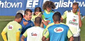 El DT Dunga (de azul) da instrucciones a los jugadores que ser&aacute;n titulares hoy. Foto: AFP