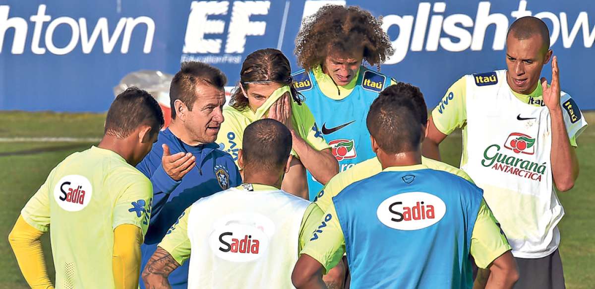 El DT Dunga (de azul) da instrucciones a los jugadores que ser&aacute;n titulares hoy. Foto: AFP