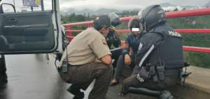 Polic&iacute;as evitan que ciudadana se lance desde puente en Quito