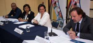 Flavio Salio (d) dirigi&oacute; la misi&oacute;n de calificaci&oacute;n de EMT de Ecuador. Entreg&oacute; informe a  viceministra de salud Patricia Granja y a delegada OPS, Gina Tambini (i).