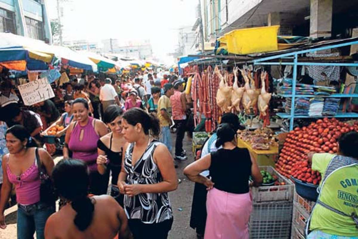 Las calles de la capital orense se transforman a diario en peque&ntilde;os mercados que causan desorden. Foto: Fabricio Cruz.
