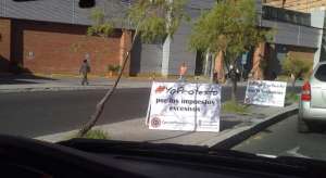 En la calle Granados, al norte de Quito, se han colocado propaganda llamando a la movilizaci&oacute;n. Aparece el logo del movimiento Concertaci&oacute;n, de C&eacute;sar Mont&uacute;far, aliado de Guillermo Lasso. 