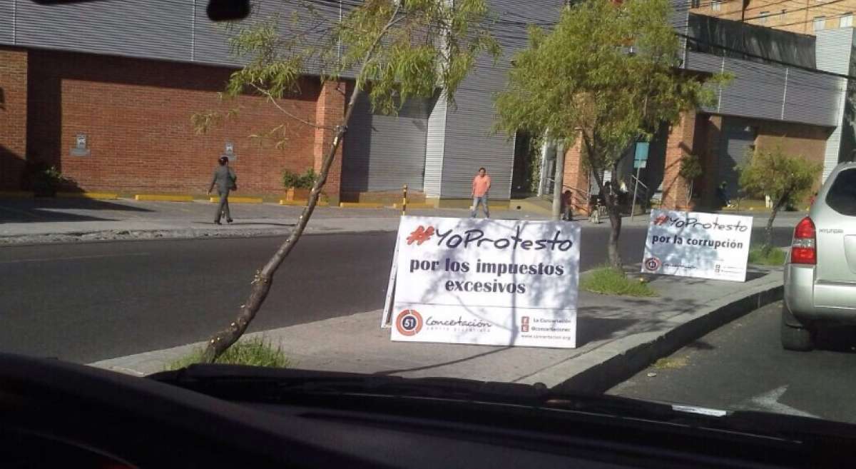 En la calle Granados, al norte de Quito, se han colocado propaganda llamando a la movilizaci&oacute;n. Aparece el logo del movimiento Concertaci&oacute;n, de C&eacute;sar Mont&uacute;far, aliado de Guillermo Lasso. 