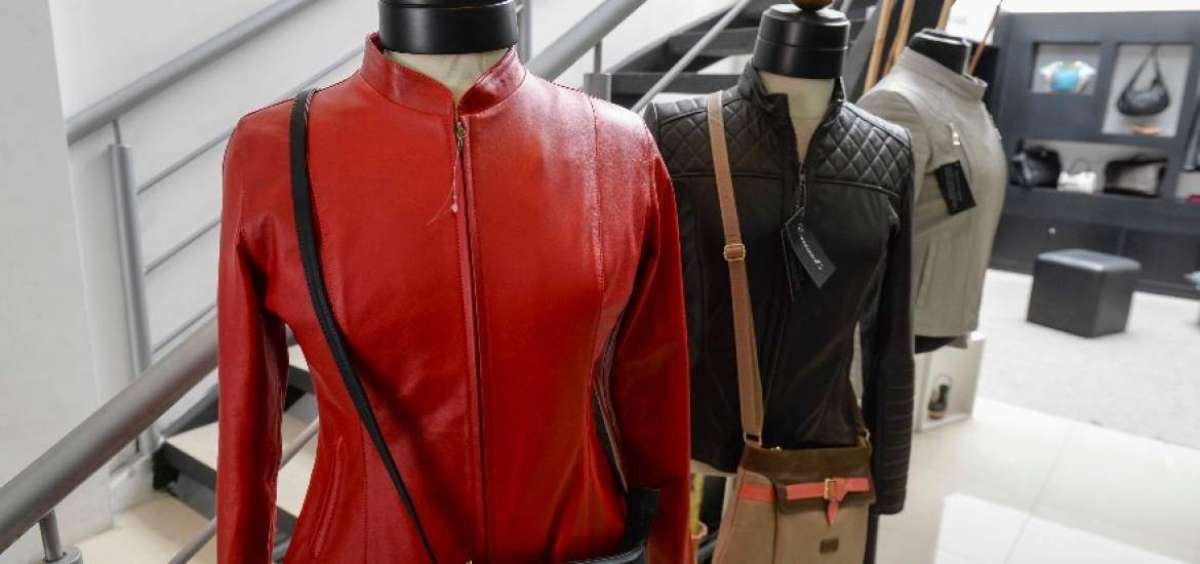 Las chompas, de colores llamativos y que combinan con bolsos y cinturones, pueden ser utilizadas para diferentes ocasiones, pues son prendas semiformales.