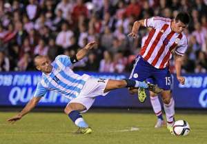 Mascherano (i) estuvo atento en la marca sobre los delanteros paraguayos. Foto: AFP