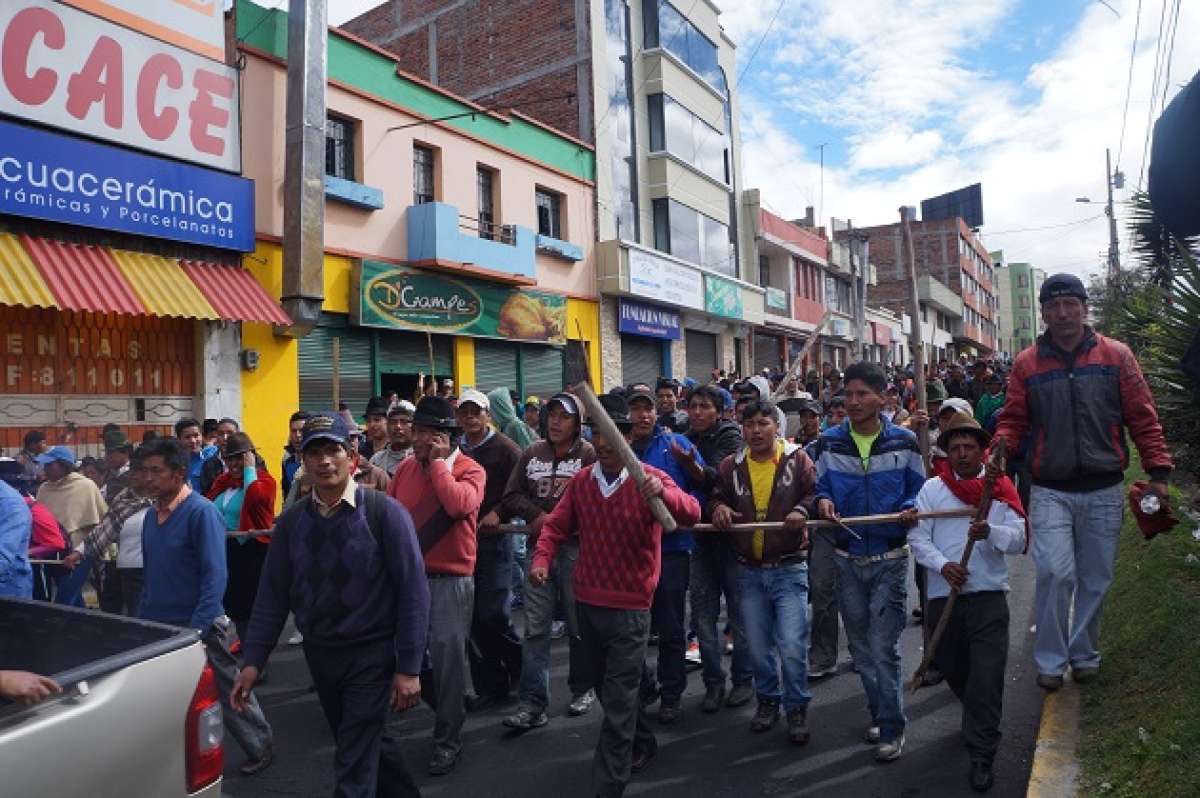 Ind&iacute;genas llegaron a Latacunga con palos y piedras para exigir liberaci&oacute;n de detenidos en manifestaciones 