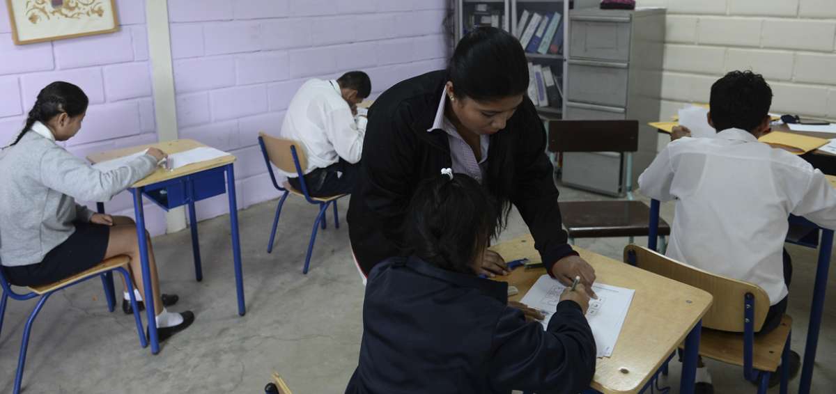La alumna Paula Soriano (de negro) resolvi&oacute; problemas matem&aacute;ticos y colore&oacute; dibujos. 