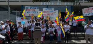 La familia del perito exig&iacute;a la libertad del agente. 