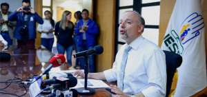 La Contralor&iacute;a examin&oacute; la gesti&oacute;n de Richard Espinosa (centro), titular del IESS, entre marzo de 2015 y diciembre de 2016.