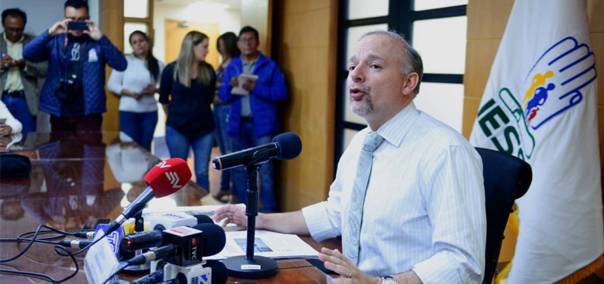 La Contralor&iacute;a examin&oacute; la gesti&oacute;n de Richard Espinosa (centro), titular del IESS, entre marzo de 2015 y diciembre de 2016.