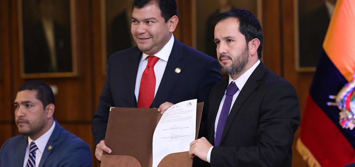 El presidente de la Asamblea, C&eacute;sar Litardo (izq.), junto con el secretario Anticorrupci&oacute;n, Iv&aacute;n Granda, en la firma del acuerdo interinstitucional.