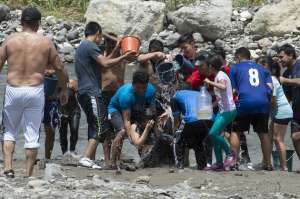 En la planada de Coangue, junto al r&iacute;o, en el Valle del Chota, se celebr&oacute; el carnaval con m&uacute;sica y color. Foto: John Guevara/ EL TEL&Eacute;GRAFO