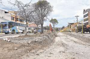 La construcci&oacute;n del sistema de rieles en varios sectores de la capital azuaya est&aacute; detenida por disposici&oacute;n de las nuevas autoridades. Fotos: Jos&eacute; Luis LLivisaca |  El Tel&eacute;grafo