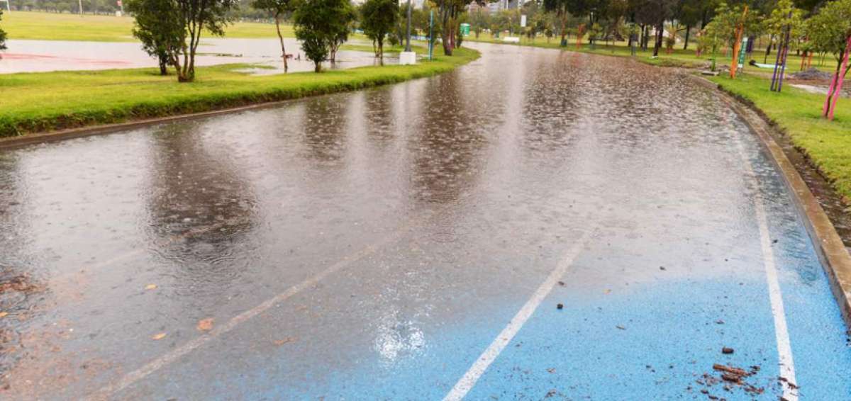 El agua se acumula en el extremo suroriental de la pista, que fue inaugurada el 5 de marzo por el alcalde de Quito.