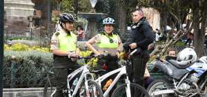 La Polic&iacute;a de Turismo est&aacute; distribuida en varios sectores de Cuenca, entre ellos los parques, las orillas de los r&iacute;os, las terminales terrestres y a&eacute;rea.