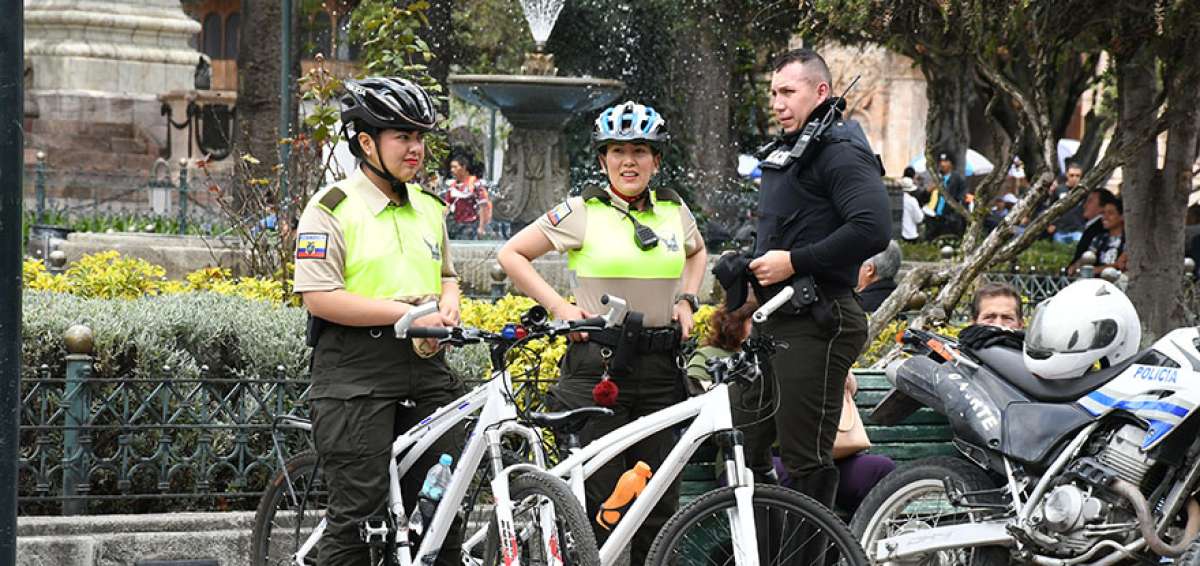 La Polic&iacute;a de Turismo est&aacute; distribuida en varios sectores de Cuenca, entre ellos los parques, las orillas de los r&iacute;os, las terminales terrestres y a&eacute;rea.