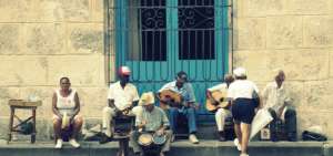 Los m&uacute;sicos cubanos de Buena Vista Social Club son los protagonistas  del filme hom&oacute;nimo, convocados por Ry Cooder y el c&eacute;lebre Wim Wenders.