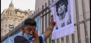 Cientos de seguidores del astro argentino, Diego Armando Maradona, se congregan en diferentes lugares de inter&eacute;s como el estadio del equipo de futbol Boca Juniors "La Bombonera" para dar un &uacute;ltimo adi&oacute;s al famoso futbolista en Buenos Aires, Argentina el 25 de noviembre, 2020.