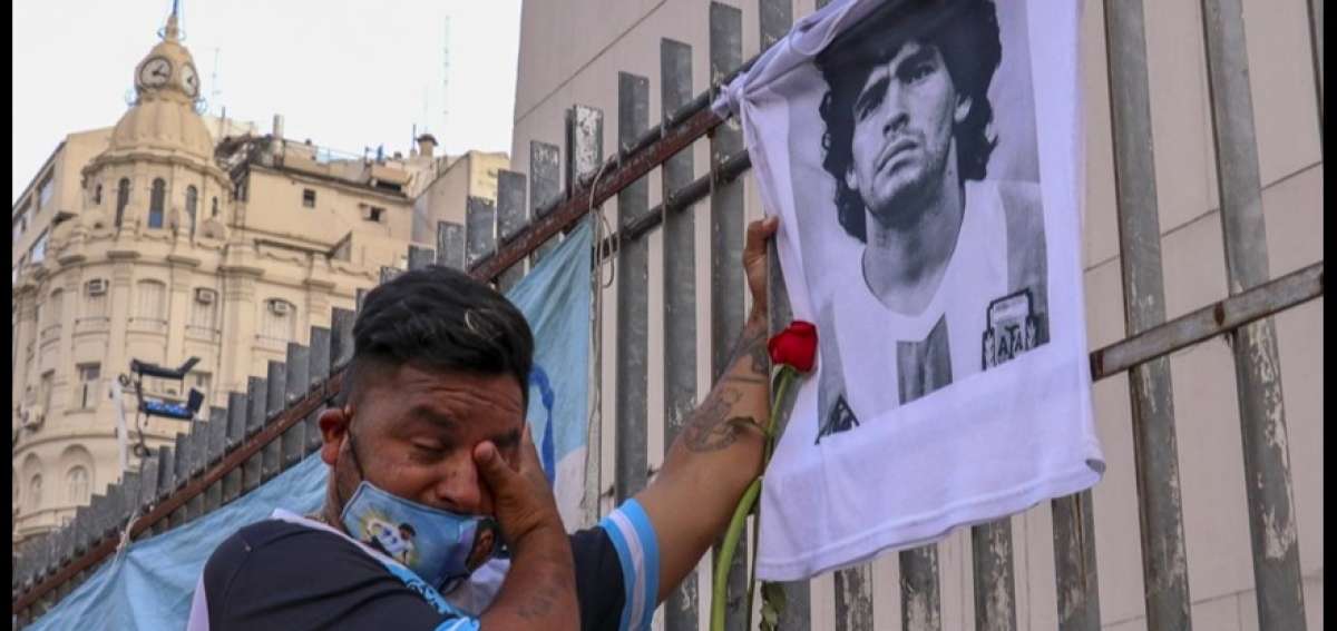 Cientos de seguidores del astro argentino, Diego Armando Maradona, se congregan en diferentes lugares de inter&eacute;s como el estadio del equipo de futbol Boca Juniors "La Bombonera" para dar un &uacute;ltimo adi&oacute;s al famoso futbolista en Buenos Aires, Argentina el 25 de noviembre, 2020.