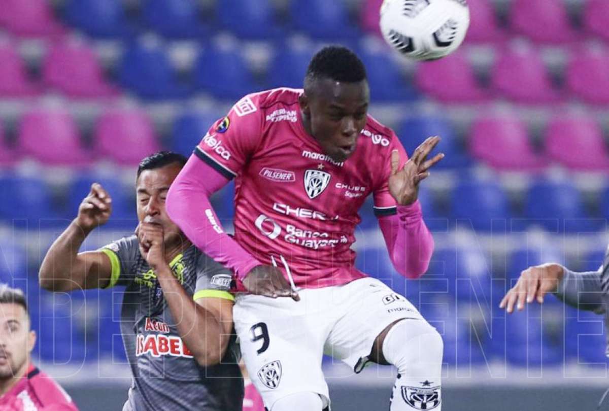 Jos&eacute; Angulo cabecea el bal&oacute;n durante un partido ante Manta, en Sangolqu&iacute;