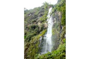 La ca&iacute;da de agua es impresionante y muy visitada por turistas nacionales y extranjeros. Se encuentra a setenta metros de altura. Foto: Cortes&iacute;a