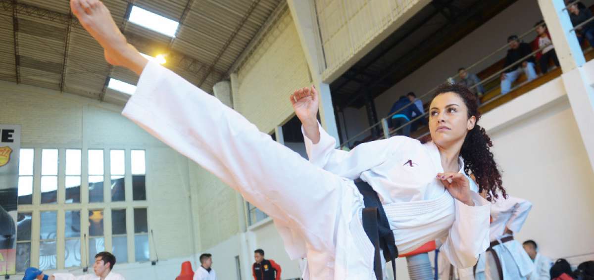 Jacqueline Factos es licenciada en Cultura F&iacute;sica de la Escuela Polit&eacute;cnica del Ej&eacute;rcito, logro obtenido combinando su actividad estudiantil con el deporte. Entrena en el gimnasio de Concentraci&oacute;n Deportiva de Pichincha, en Quito.