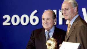 Blatter junto a Beckenbauer, quien fue el patr&oacute;n del Comit&eacute; Organizador de Alemania 2006.