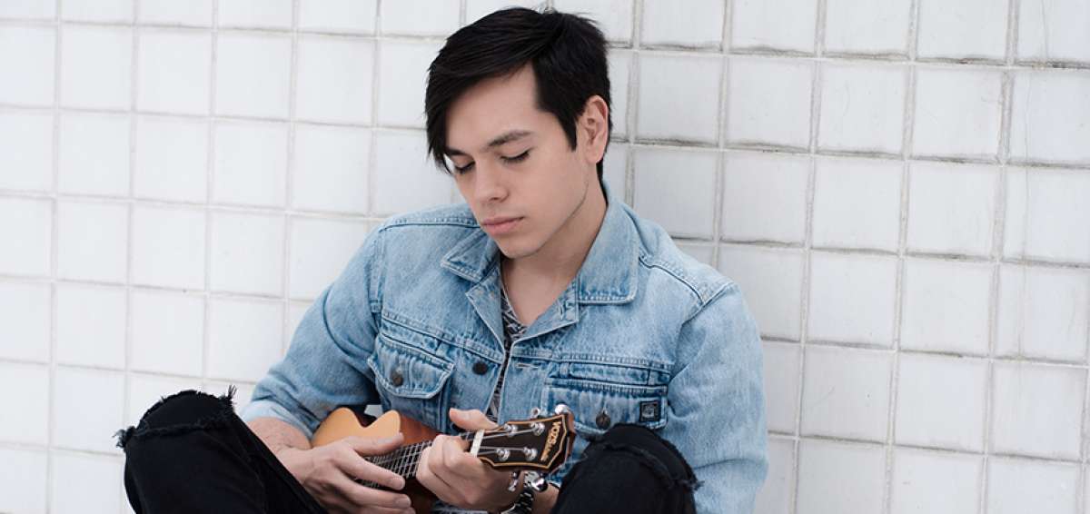 El artista ecuatoriano Gutto Vicu&ntilde;a, su nombre de pila, egres&oacute; de  la carrera de Producci&oacute;n Musical en la Universidad de los Hemisferios.