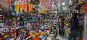 En el sector de Ipiales, Centro Hist&oacute;rico, los comerciantes ofrecen variedad de juguetes, como figuras de acci&oacute;n de varios materiales para coleccionistas.