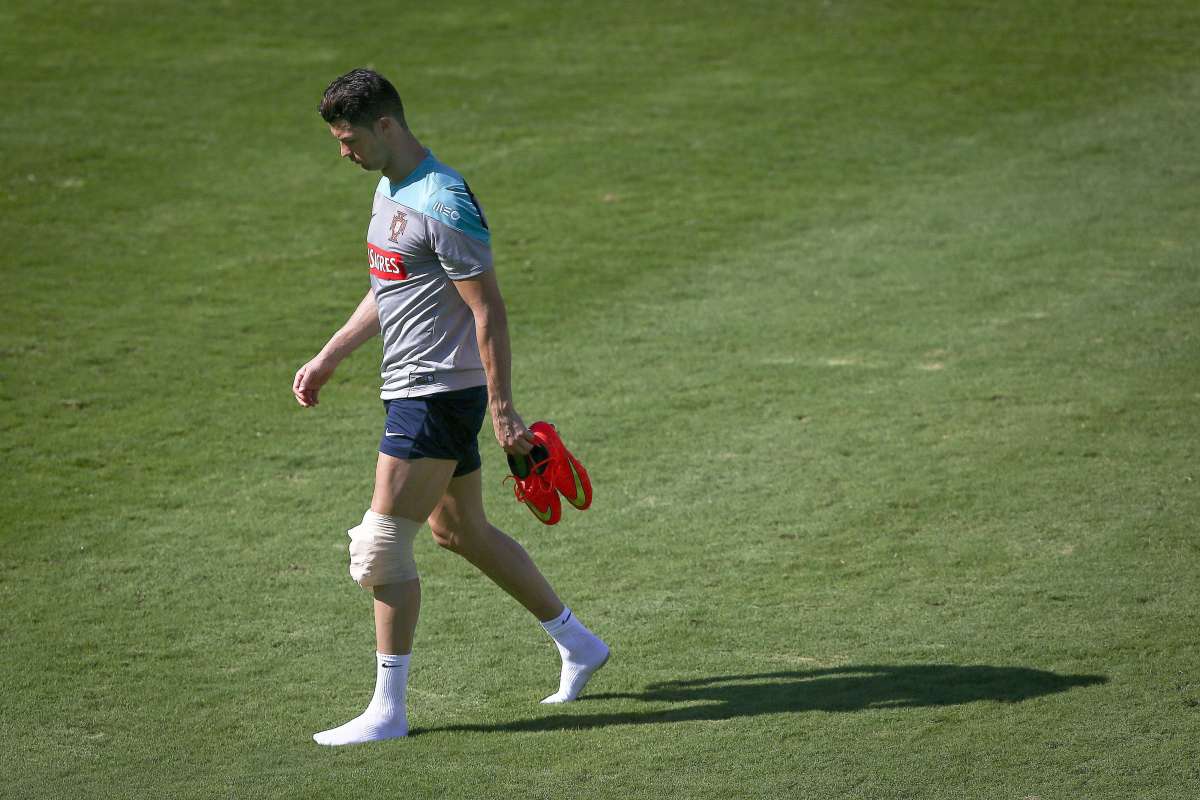 Cristiano Ronaldo todav&iacute;a sufre problemas en su rodilla izquierda por una lesi&oacute;n que arrastra hace m&aacute;s de un mes. Foto: EFE