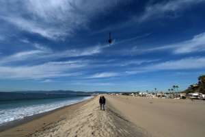 En las playas de Los &Aacute;ngeles, en Estados Unidos, los trabajadores de la ciudad construyeron una barrera de arena para proteger las casas del avance del mar. Foto: AFP