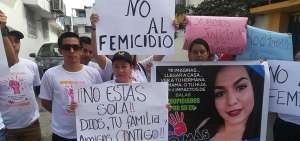 La familia de la v&iacute;ctima realiz&oacute; un plant&oacute;n afuera de la Fiscal&iacute;a Valdivia para exigir que capturen al agresor.