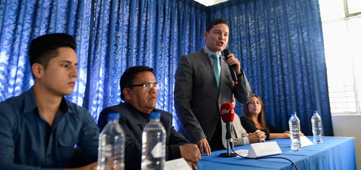 Espinel ofrece abrir el sistema de salud