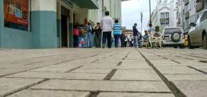 Las calles del centro de la ciudad de Loja fueron regeneradas. Las autoridades piden a los ciudadanos que no arrojen elementos que da&ntilde;en las baldosas.